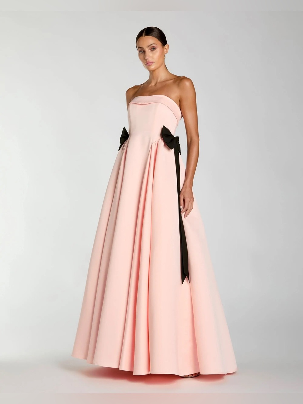 MAC DUGGAL
Pink Satin Strapless Ball Gown With Bow Details Size 12